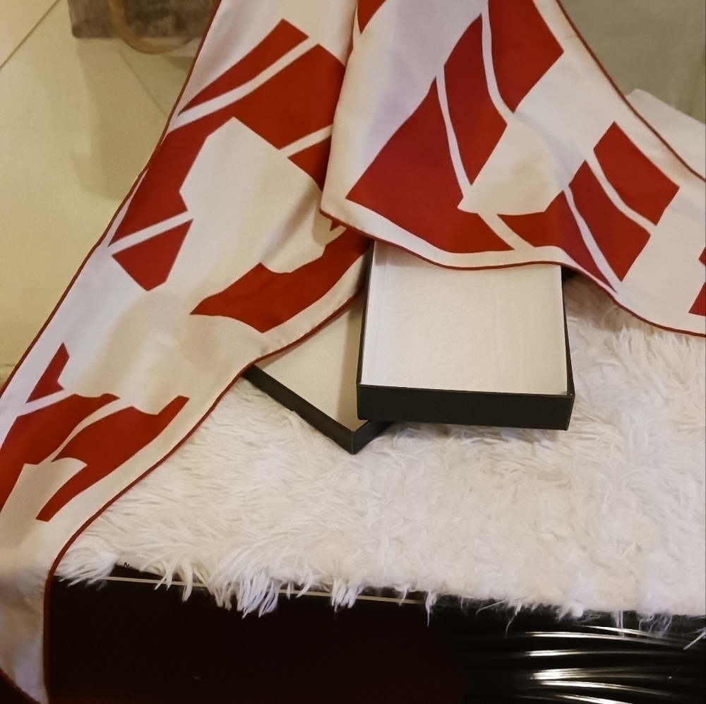 Gucci geometric silk logo scarf - Picture 7 of 8